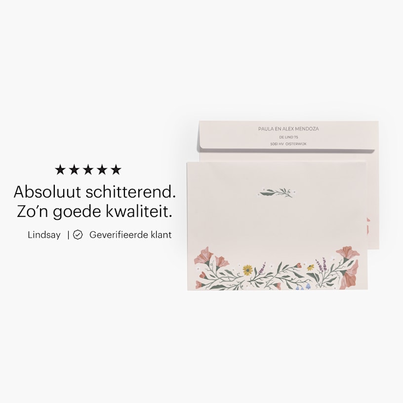 De voor- en achterkant van een envelop met bloemenmotief, bedrukt met een ontvanger en retouradres, met een beoordeling: “Absoluut schitterend. Zo'n goede kwaliteit.” 