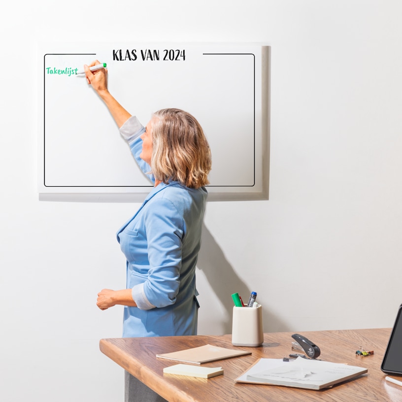 rechthoekig bord van transparant acryl met bedrijfsnaam en logo op een witte bakstenen muur in een kantoor