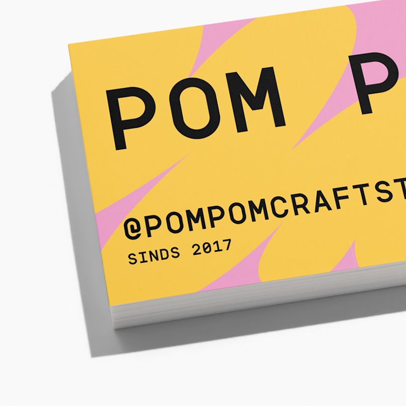 Een close-up van een stapel binnen 1 werkdag bezorgde visitekaartjes met vierkante hoeken.