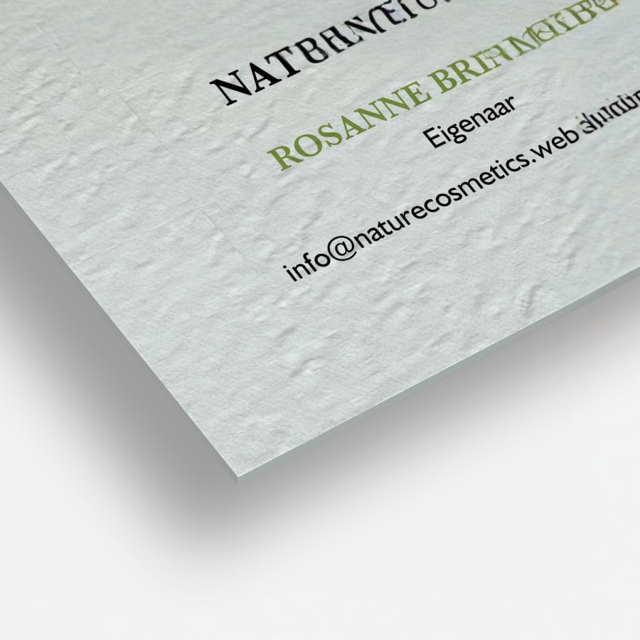 Een close-up van visitekaartjes met textuur, vierkante hoeken en een canvasachtige papiersoort.