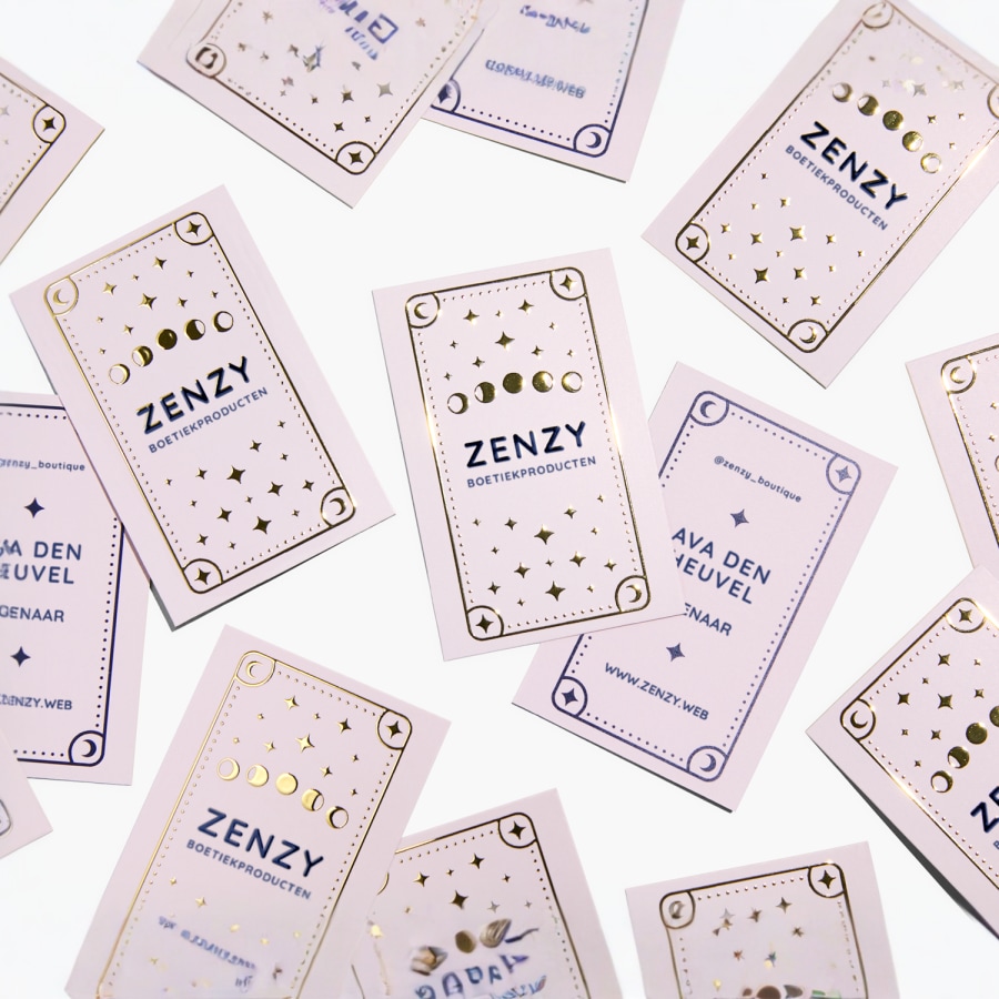 Een visitekaartje met foliedruk voor een boetiek.