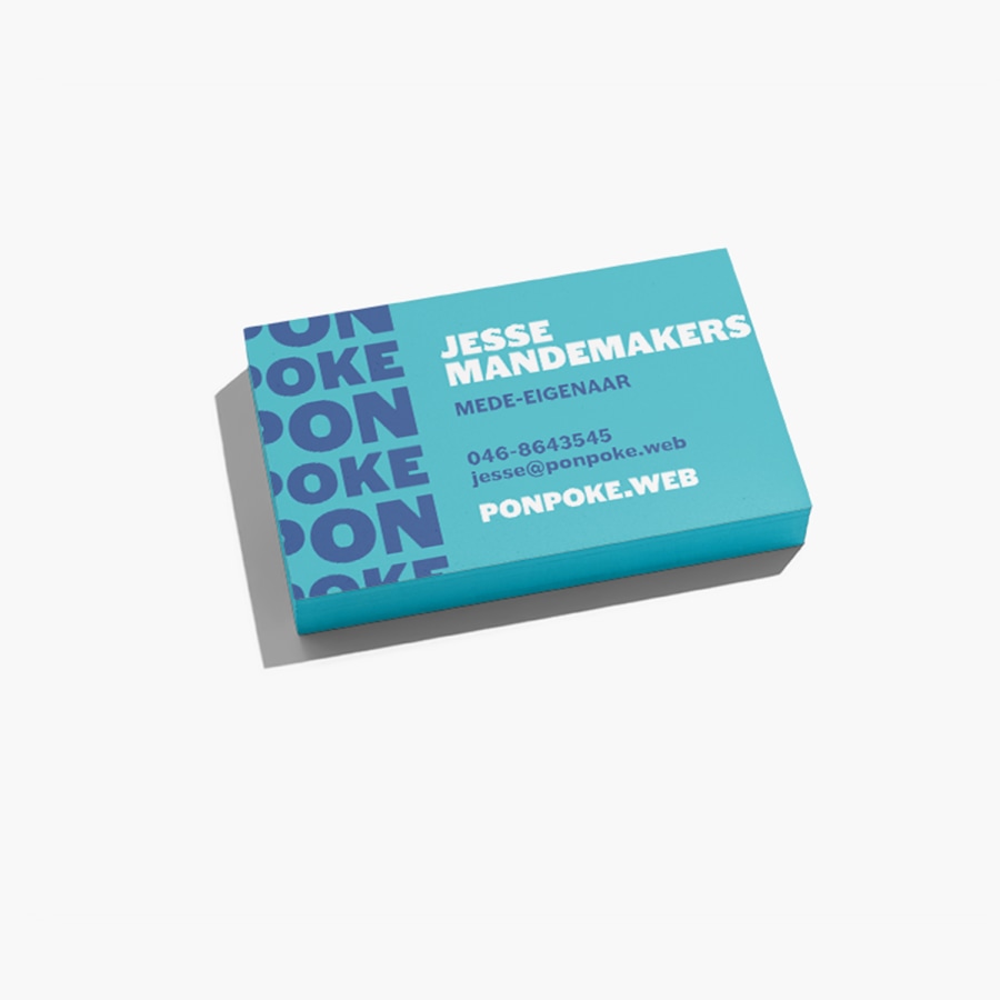 Een stapel triplex visitekaartjes voor een mede-restauranteigenaar die Jesse Monterey heet.