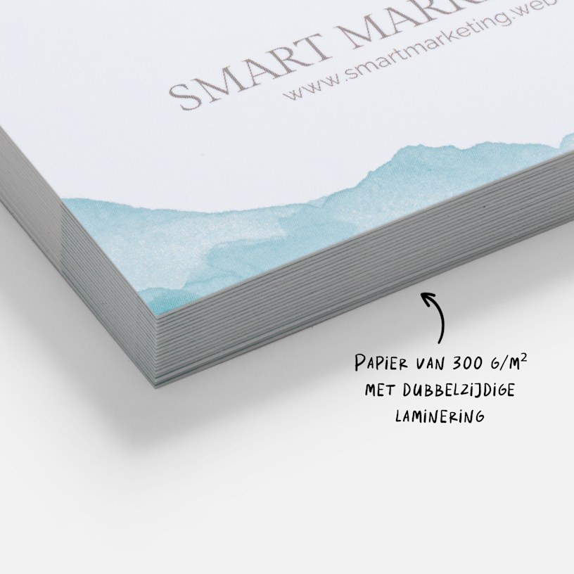 Een stapel soft-touch visitekaartjes van dichtbij weergegeven, met een notitie die aangeeft dat het papiergewicht 300 g/m² is en dat de kaartjes aan beide kanten gelamineerd zijn.