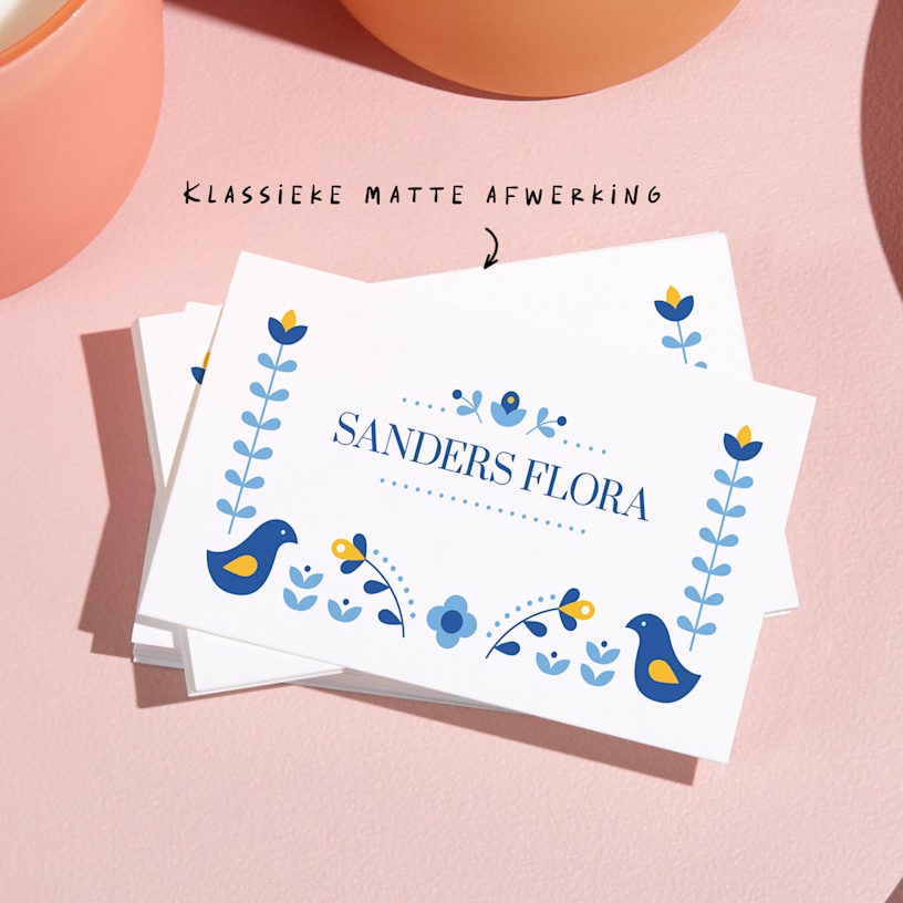 Een stapel matte visitekaartjes met een notitie die op de klassieke, matte afwerking wijst.