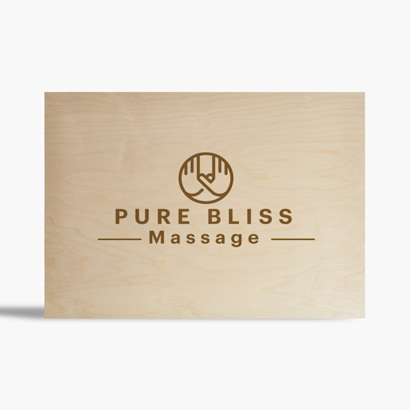 Een houten fotoblok met de naam en het logo van een massagesalon. 