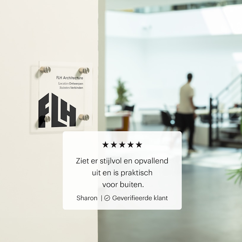 vierkant bord van acryl met logo op een houten deur in een kantoor