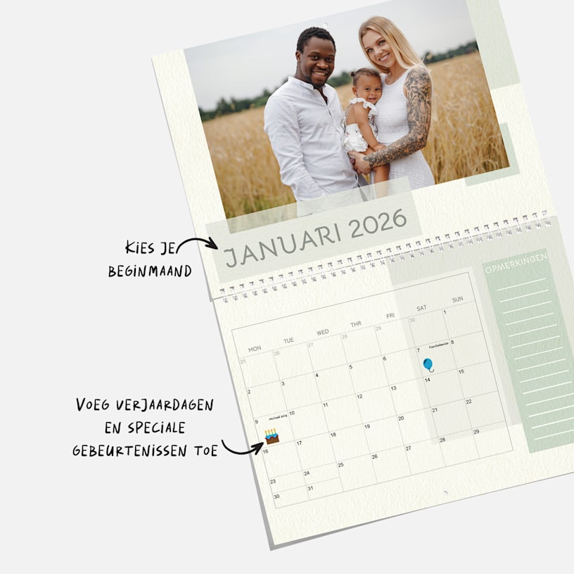 Een gepersonaliseerde wandkalender per maand met een foto van een gezin. In de opmerkingen staat dat je de beginmaand van de kalender kunt aanpassen en speciale datums kunt toevoegen.  