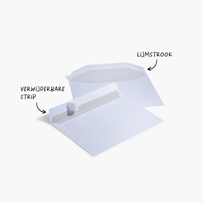 Close-up van een witte, bedrukte, zakelijke envelop met een gedeeltelijk losgetrokken beschermstrip van de zelfklevende sluitstrip.