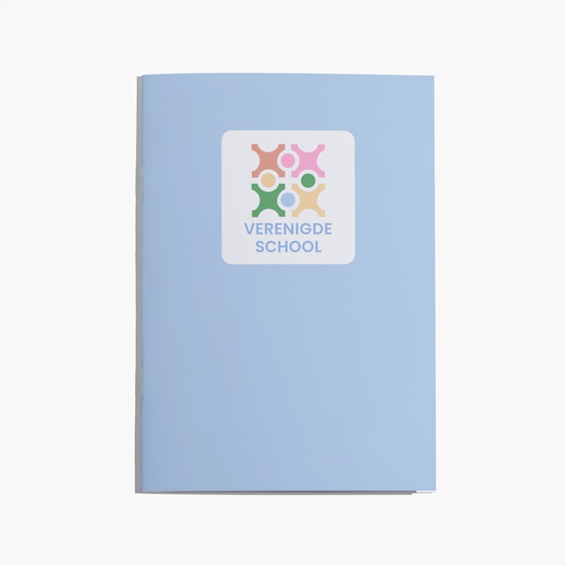 Lichtblauw notitieboek met logosticker met United School erop op de vooromslag.