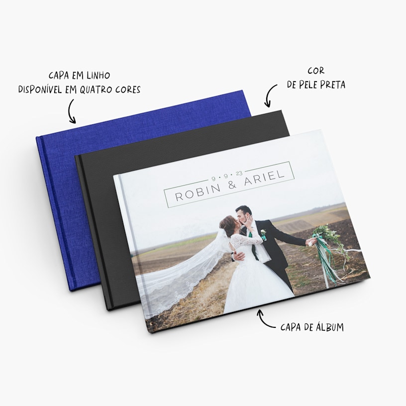 Três álbuns fotográficos empilhados. O primeiro apresenta uma capa com foto, o segundo uma capa de pele preta e o terceiro uma capa em linho. 