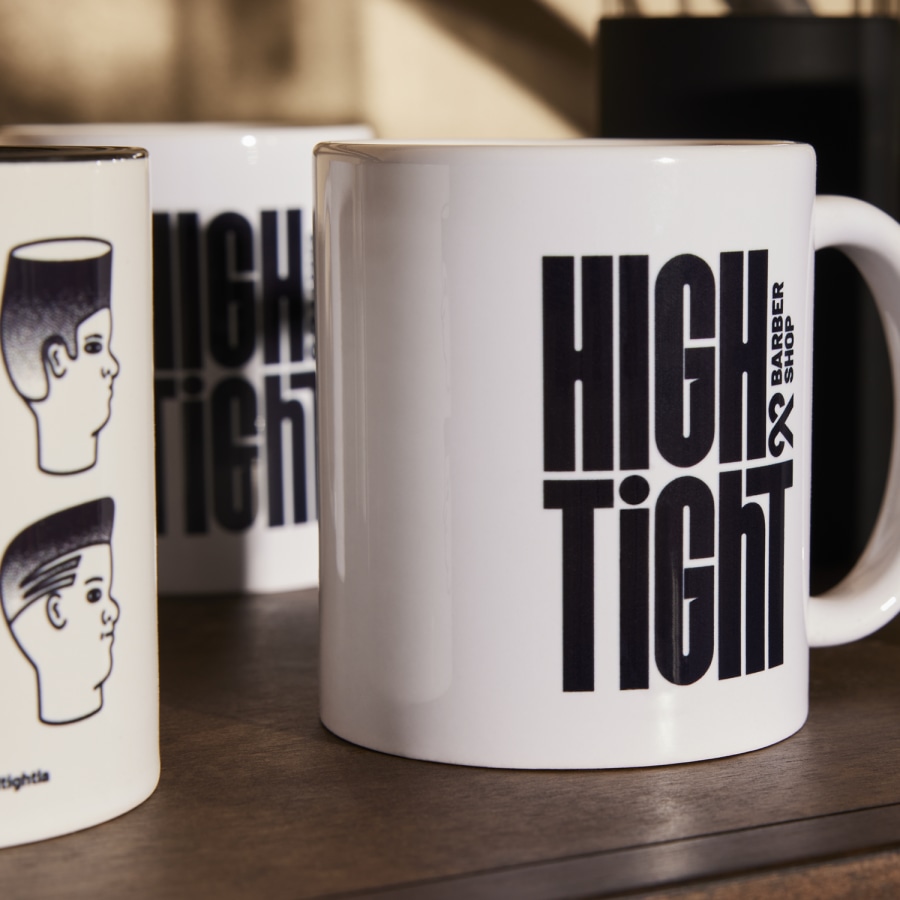 Uma coleção de sete canecas personalizadas com fotografias e designs, com uma nota que diz que estão disponíveis oito opções de cores de destaque. 