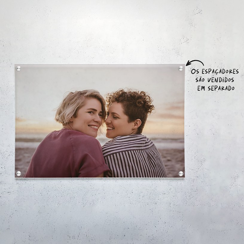 Uma impressão em acrílico que mostra um jovem casal na praia. 
