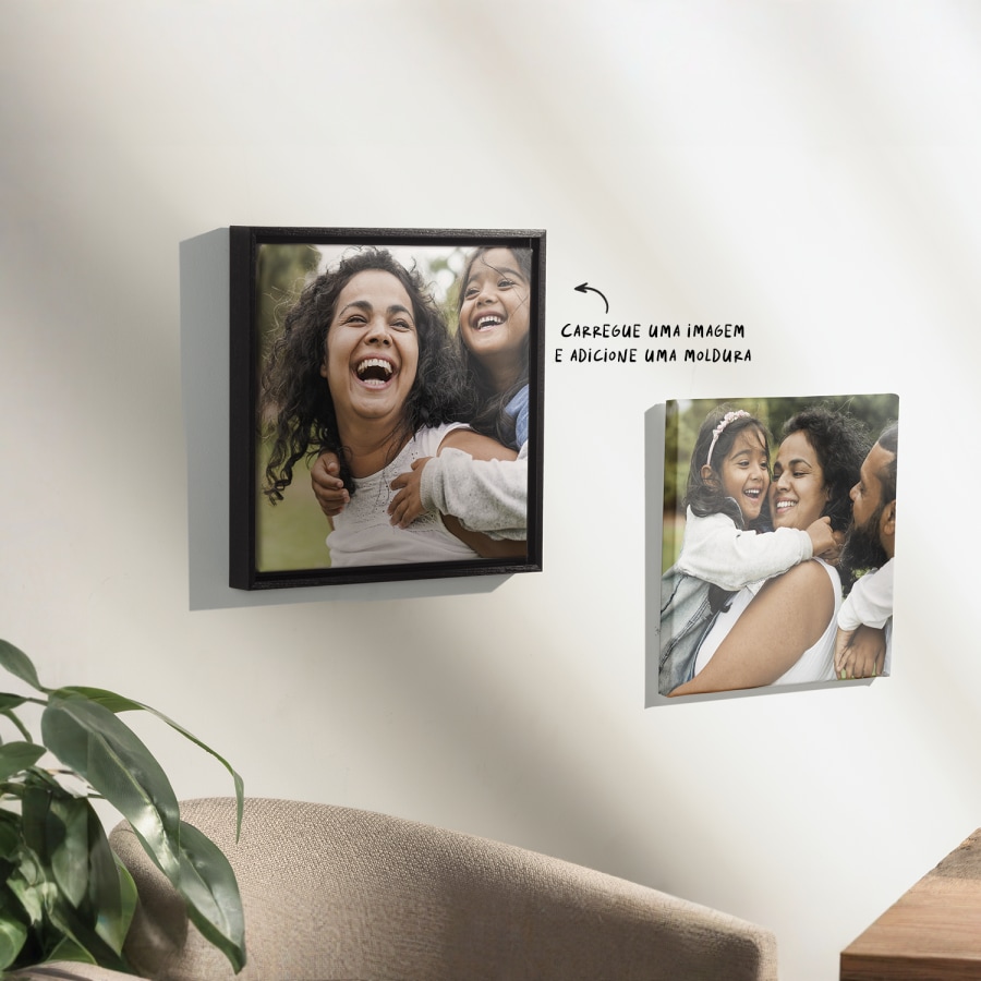 Duas telas personalizadas penduradas numa parede com fotografias de família e uma nota a indicar que existe a opção de carregar uma fotografia e, depois, adicionar uma moldura à tela. 