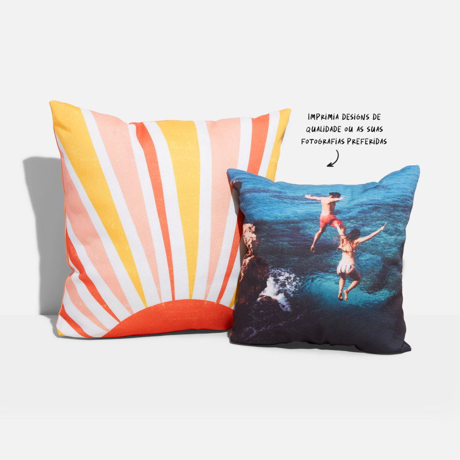 Uma almofada personalizada com um design baseado em imagem e outra com uma fotografia de duas pessoas a saltar de um penhasco e uma nota a dizer que é possível imprimir designs de qualidade ou as fotografias preferidas. 