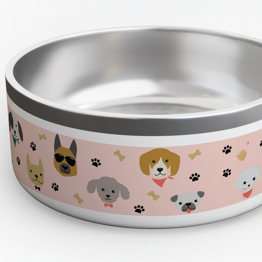Uma tigela cor-de-rosa para cão personalizada com vários desenhos de cães, ossos e patas. 