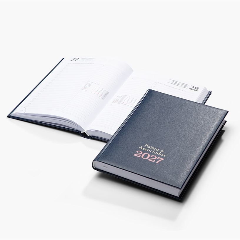 Duas agendas com capa dura, uma aberta e a outra fechada, a promoverem uma empresa de serviços jurídicos.