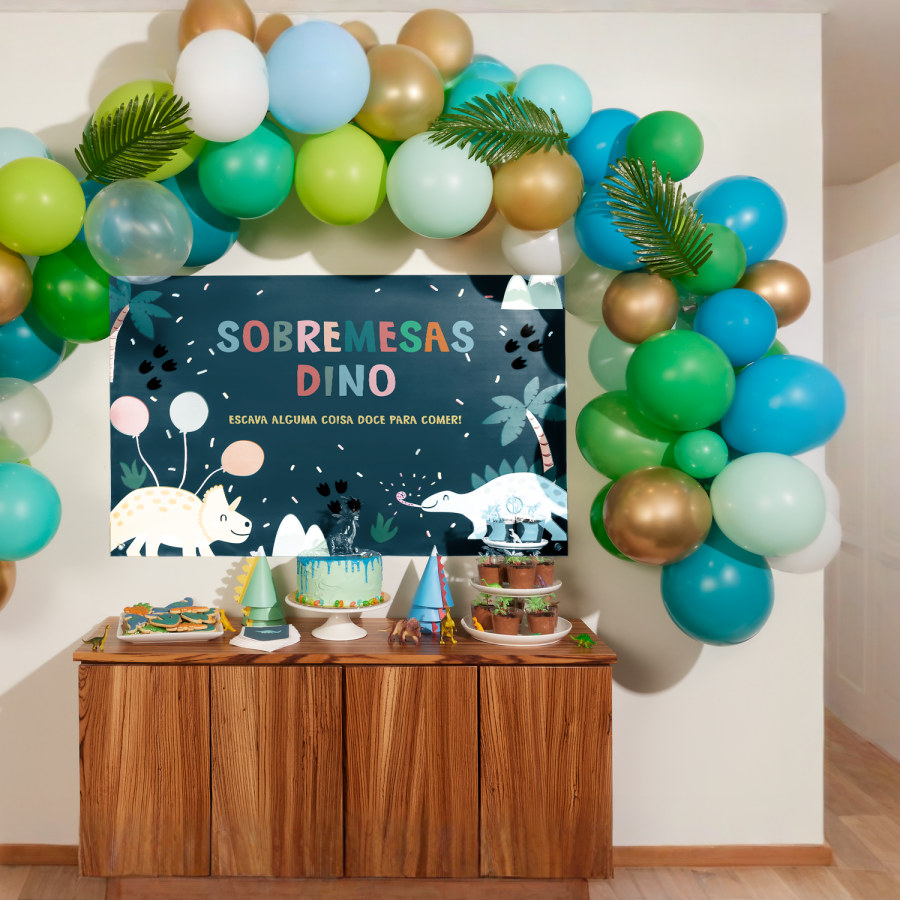 Um salão de festas com decorações de aniversário temáticas de dinossauros, incluindo uma faixa de aniversário personalizada e um arco de balões.