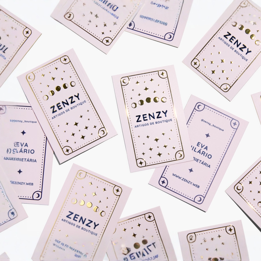 Um cartão de visita com acabamento brilhante em relevo para promover uma botique.