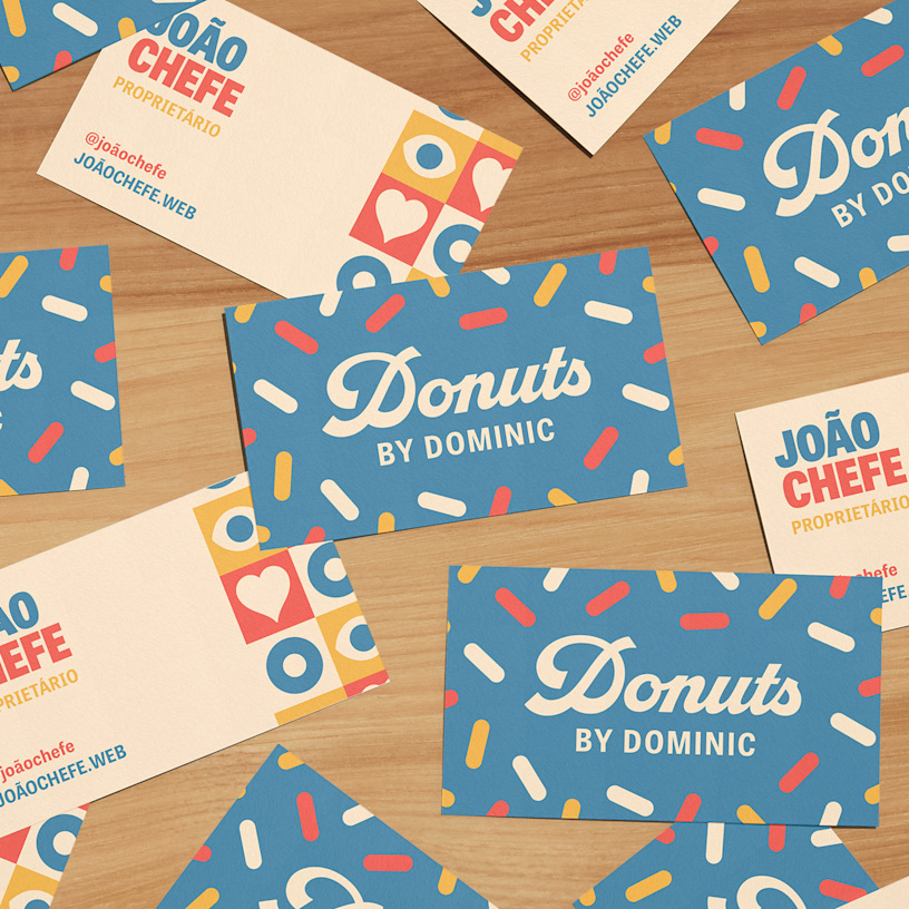 Designs para a frente e o verso de vários cartões de visita mate reciclados para uma loja de donuts.
