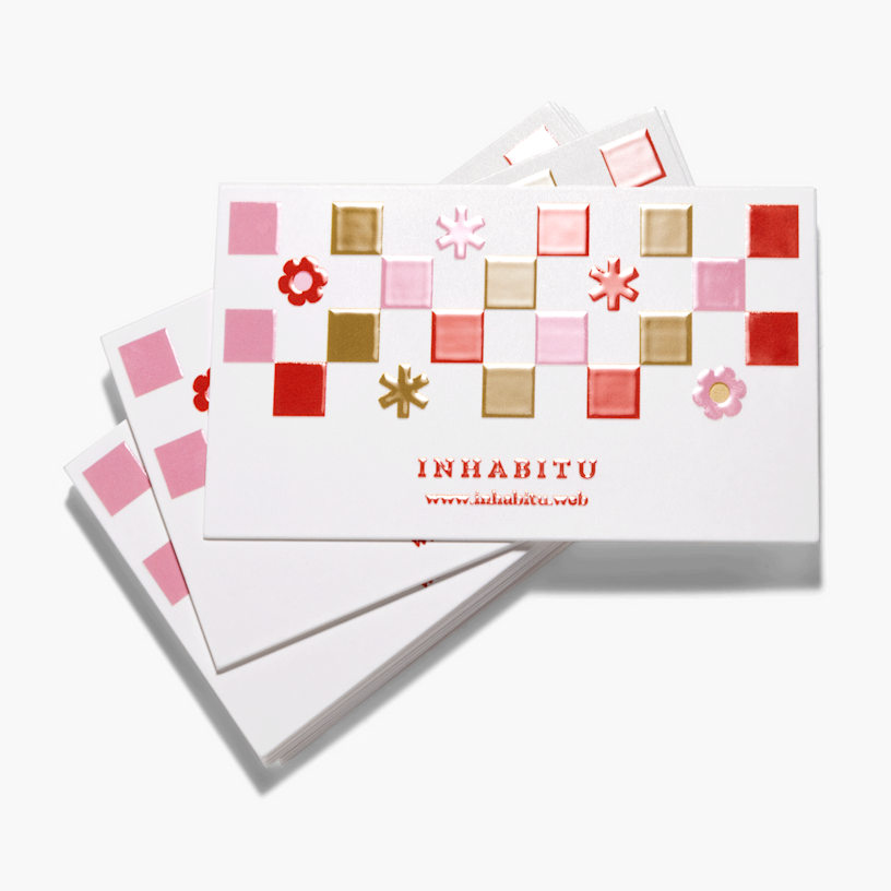 Uma pilha de cartões de visita com verniz UV localizado a promover um estúdio criativo.