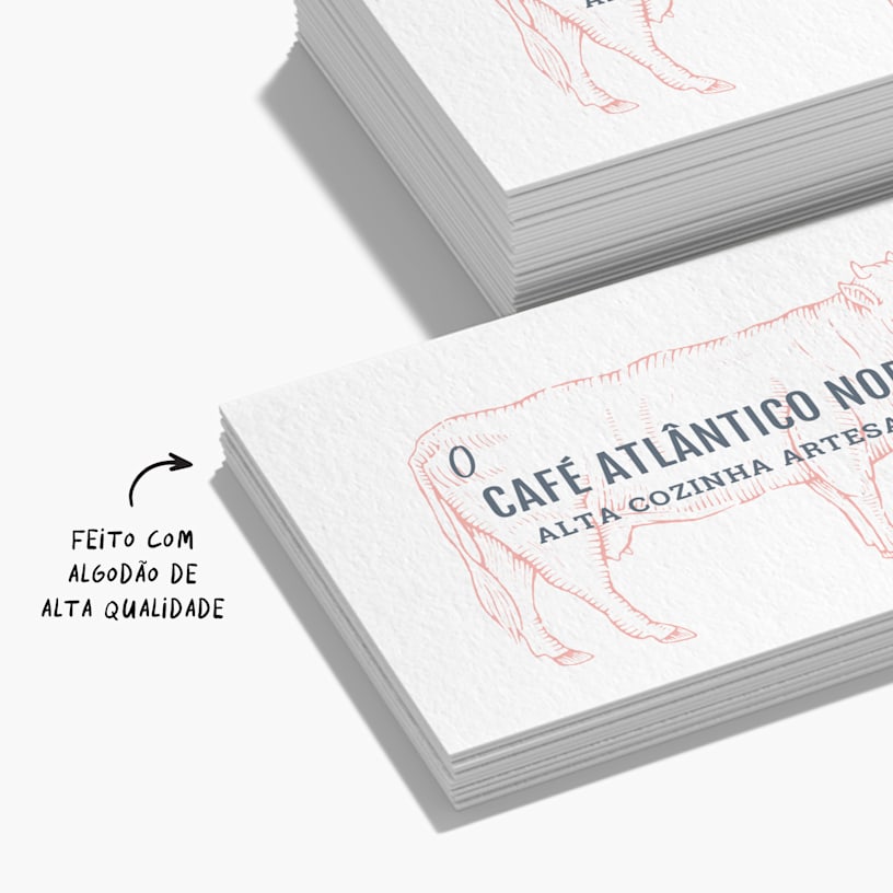 Cartões de visita para um restaurante de luxo com uma nota a indicar que são feitos de algodão de alta qualidade.