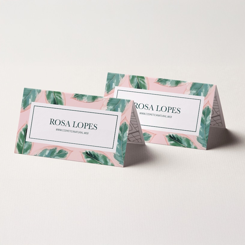 Um cartão de visita dobrado de uma pessoa chamada Rosa Lopez.