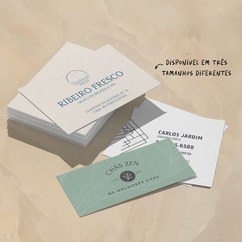 Uma pilha de cartões de visita mate com uma nota a indicar que estão disponíveis em três tamanhos.