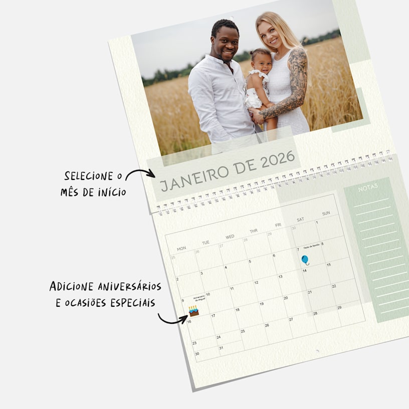 Um calendário de parede mensal personalizado com uma fotografia de família. As notas destacam que é possível personalizar o mês de início do calendário e adicionar datas especiais.  
