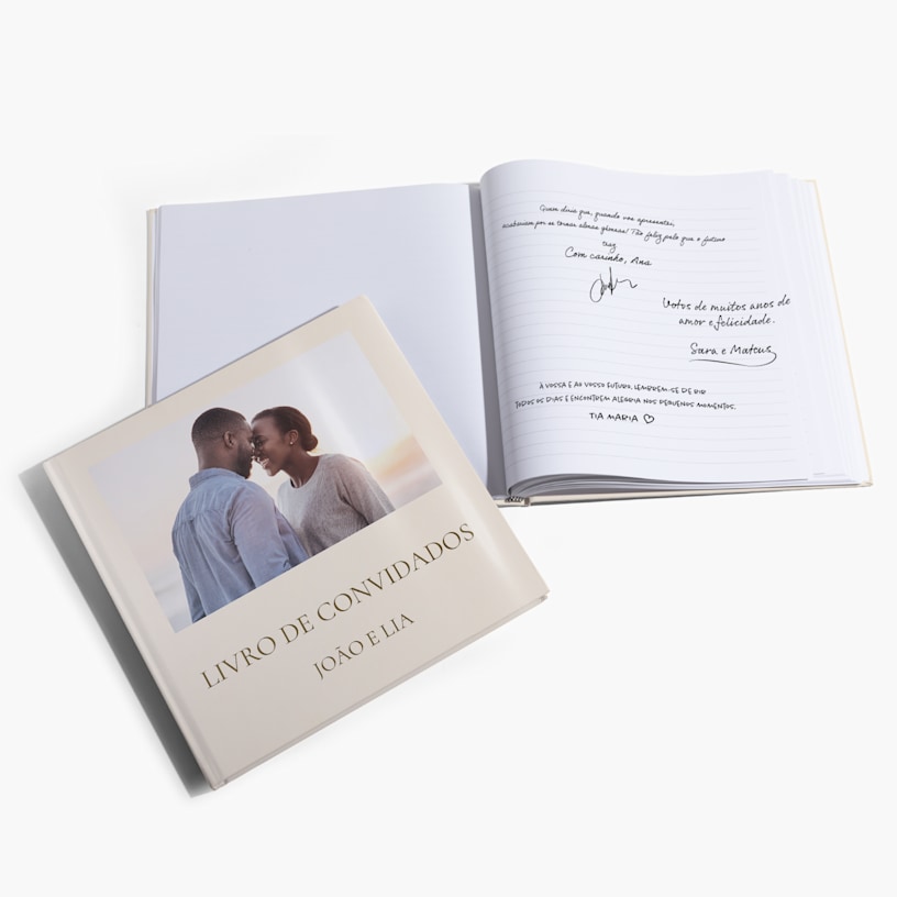 Dois livros de convidados para casamento. Um mostra uma imagem dos noivos na capa e o outro está aberto numa página com mensagens dos convidados. 