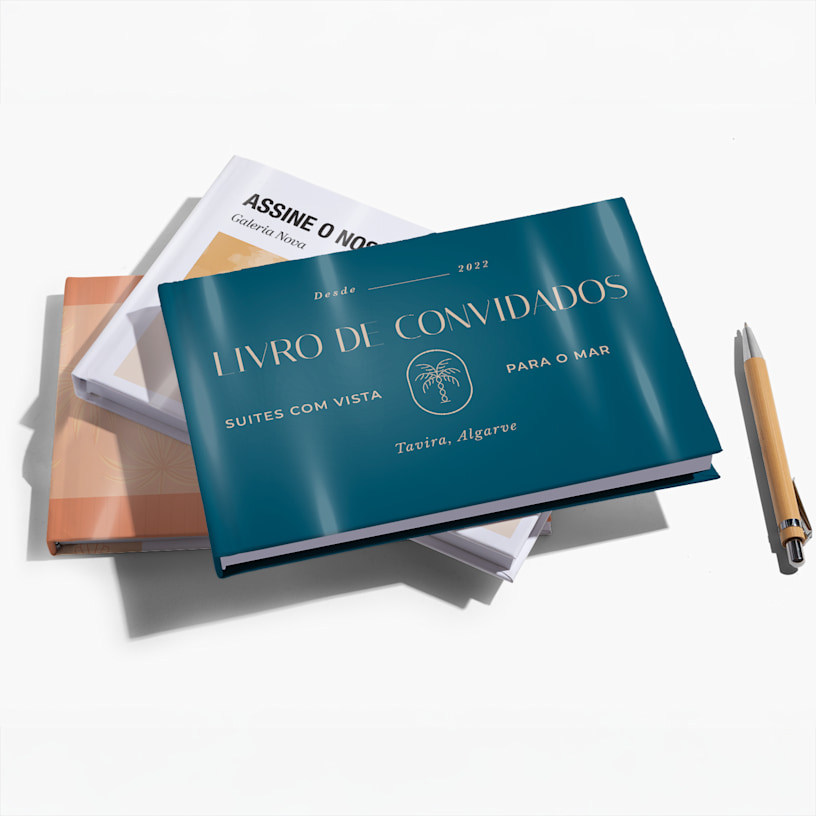 Dois livros de convidados empilhados, um impresso com o nome de um hotel na capa e o outro com o nome de um museu. 