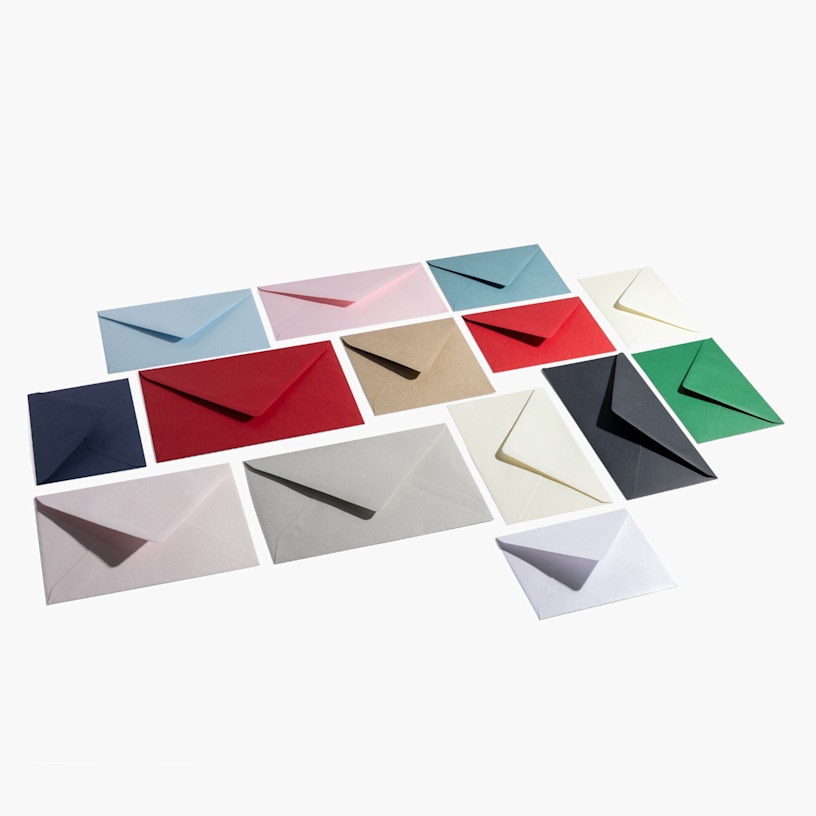 Uma seleção de envelopes coloridos em vários tons e tamanhos diferentes. 