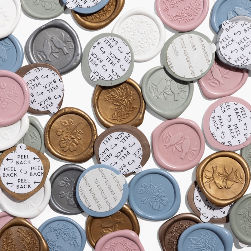 Um monte de selos de cera adesivos personalizados com vários motivos e várias formas. 
