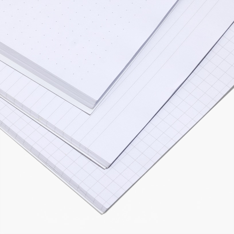 Comparação ampliada de três acabamentos de capas de caderno: opções de laminação com toque suave, brilhante e mate.