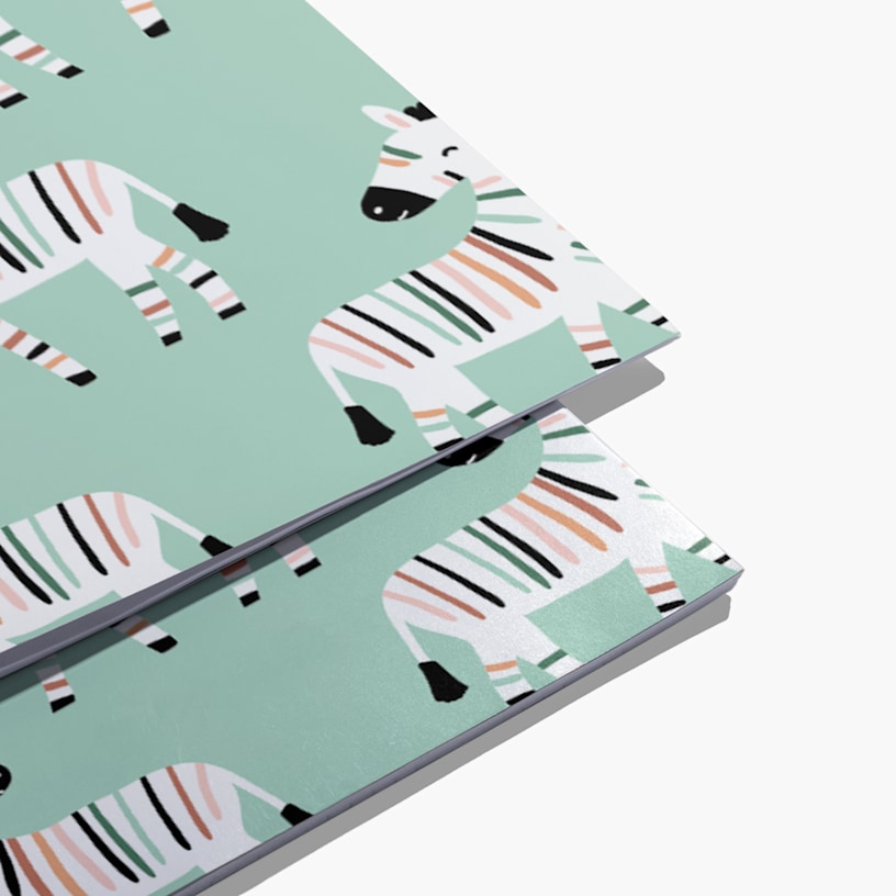 Cadernos personalizados com divertido design de padrão de zebra num fundo em verde-menta, que mostra o pormenor da encadernação de lombada.