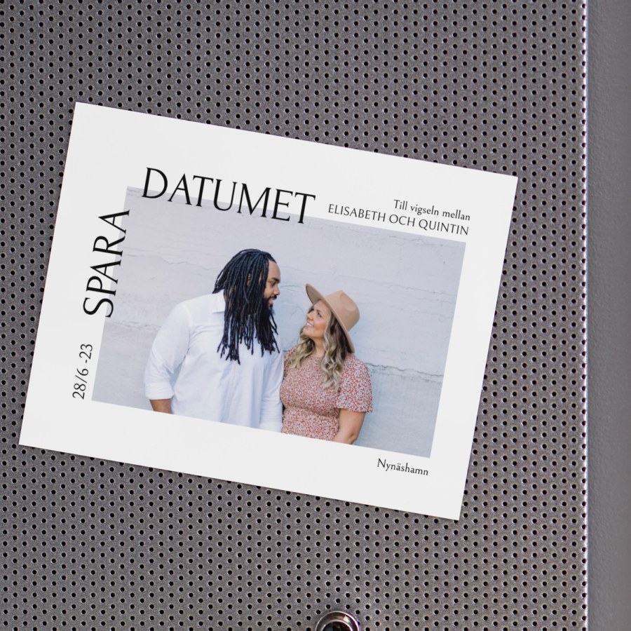 Ett magnetiskt spara datumet-alternativ föreställande ett ungt par. 