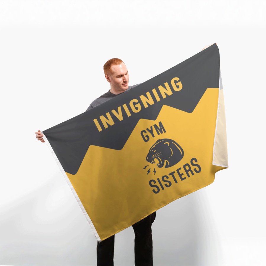 En man som håller en stor flagga med text om nyöppning av ett gym.