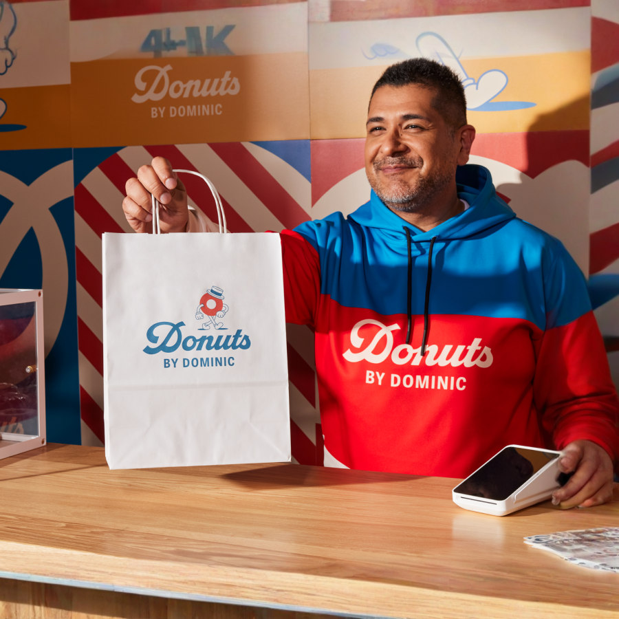 bruna papperspåsar med logga