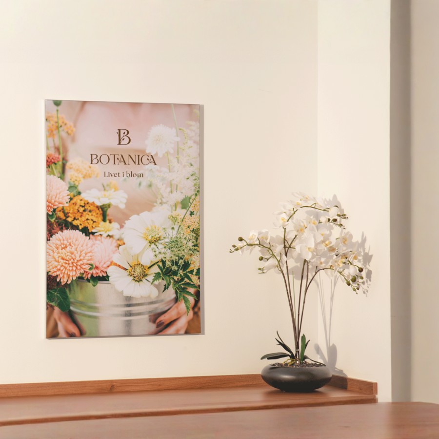 En textilram i en blomsterbutik, med en kommentar om hur livfullt och ljusäkta trycket är.