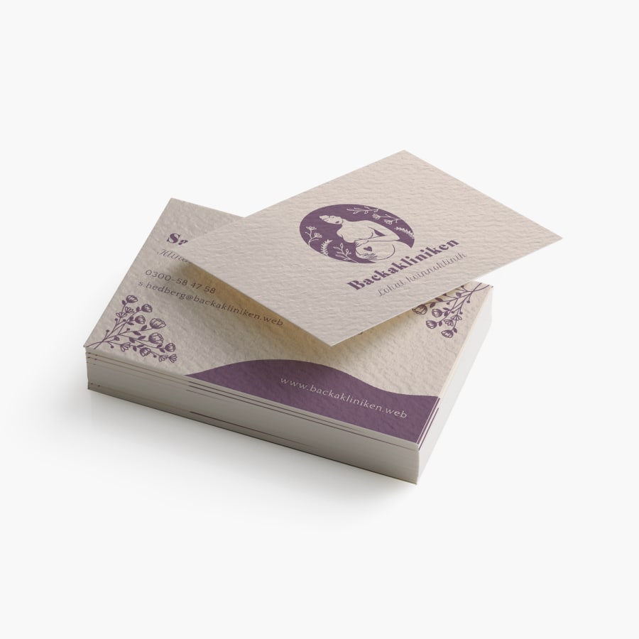 En hög visitkort av obestruket strukturerat papper, både framsida och baksida visas, designade för ett hälsocenter för kvinnor.