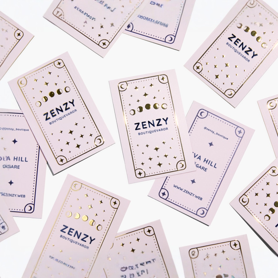 Visitkort med upphöjt folietryck för en boutique.