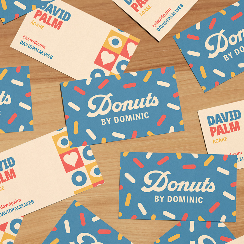 Designer för framsida och baksida av flera visitkort av återvunnet matt papper, för ett donutbageri.