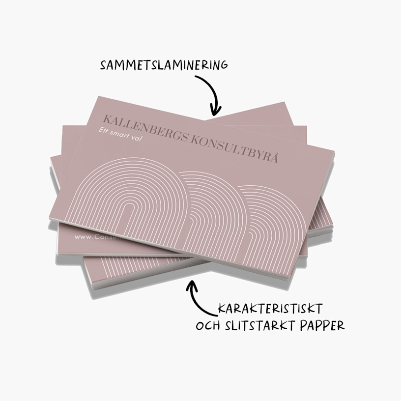 En hög visitkort med softtouch-yta för ett konsultbolag med en anteckning om att de är framställda av ett iögonenfallande och slitstarkt papper och också har en ”sammetsliknande” laminering.