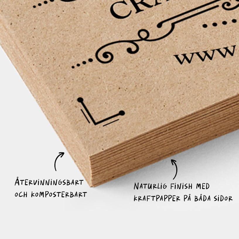 En hög med visitkort i kraftpapper med en anteckning på sidan om att korten har en finish på båda sidor med naturnära känsla av kraftpapper samt att de går att återvinna och kompostera.