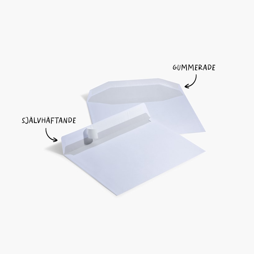 Närbild på ett vitt företagskuvert med klisterremsa, som visar skyddsremsan delvis avdragen.