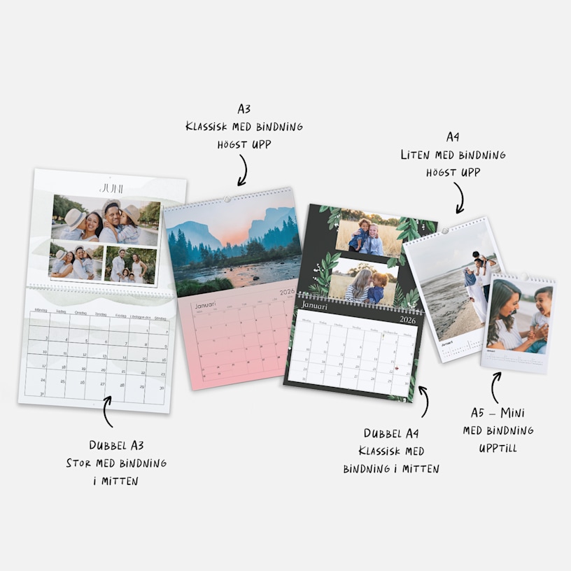 Flera olika väggkalendrar med personliga foton, i flera storlekar och designer. Anteckningar visar att det finns olika storleksalternativ. 