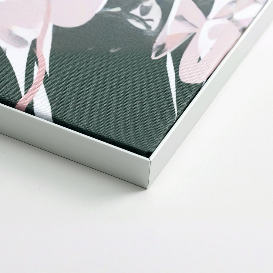 Un primer plano del punto en que la tela se encuentra con el marco en el que se demuestra lo bien que encaja la tela.