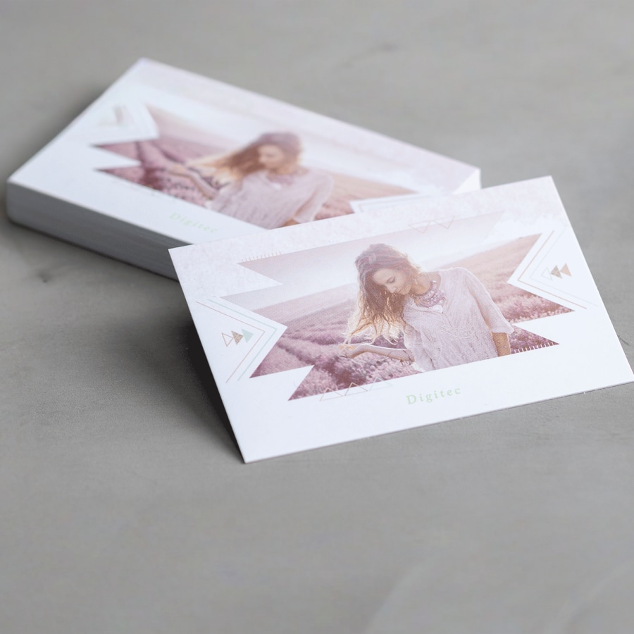 Uma pilha de cartões de visita de toque suave a publicitar um estúdio de fotografia. 
