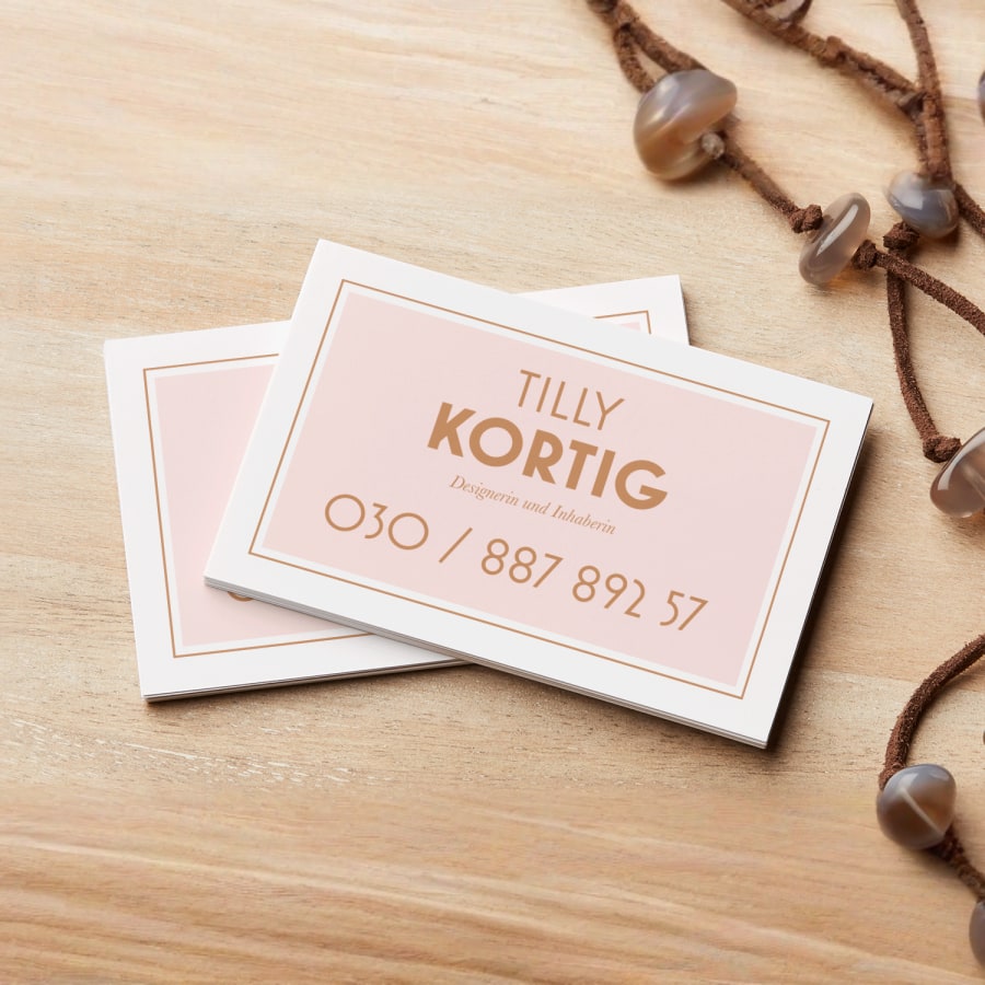 Ein Stapel Soft-Touch-Visitenkarten für eine Designerin namens Tilly Kortig.