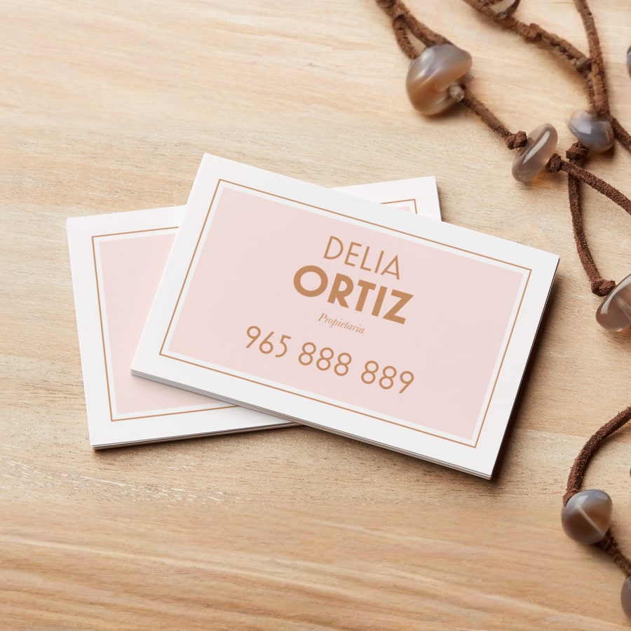 Una pila de tarjetas de visita de tacto suave para una persona llamada Tilly Fowler.