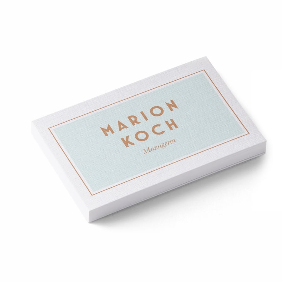 Ein Stapel Leinen-Visitenkarten für eine Managerin namens Kiki Ramirez.